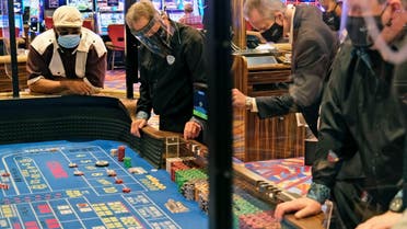 Partitions between players and face masks allow gamblers to enjoy craps in Atlantic City, N.J., Thursday, July 2, 2020. (File Photo: AP)