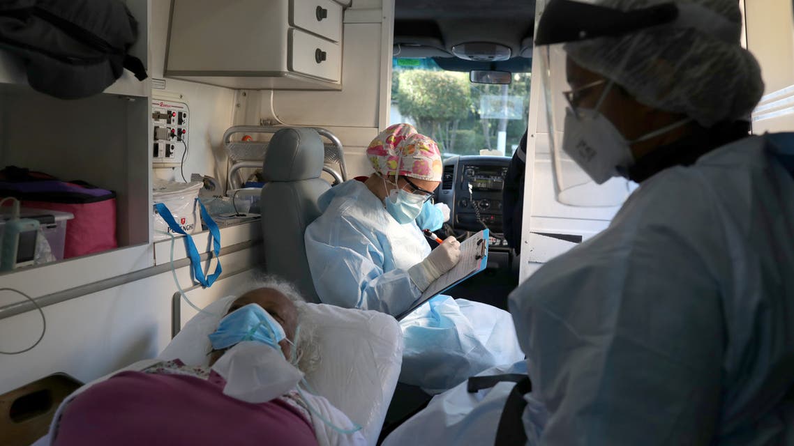Maria Geralda da Silva, 84, who is experiencing breathing difficulty and others symptoms of the coronavirus disease (COVID-19), receives oxygen from Emergency Rescue Service's (SAMU) Belisa Marcelino and Cristina Almeida as preparation is done to transfer her to a hospital for treatment amid the outbreak, in Sao Paulo, Brazil, July 2, 2020. REUTERS/Amanda Perobelli