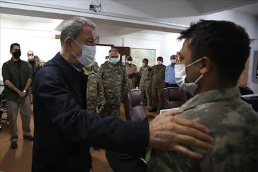 وزير الدفاع التركي خلوصي أكار خلال زيارة لقواته في ليبيا مطلع هذا الشهر