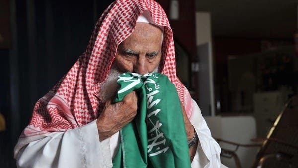 أصيب بكورونا.. صاحب الصورة الشهيرة بتقبيل العلم السعودي