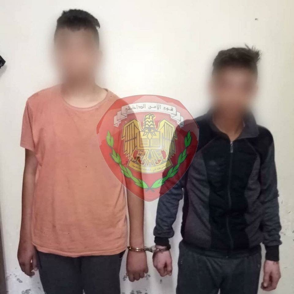 صورة القاتلين كما نشرها النظام مقتطعاً صورة شخص ثالث في أقصى اليسار