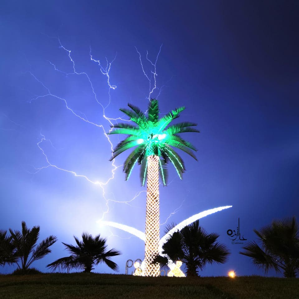 صور مبهرة.. البرق يعانق ميداناً شهيراً جنوب السعودية