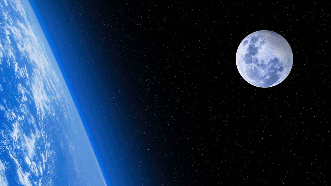 تؤثر جاذبية القمر على الأرض مسببة