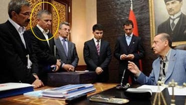 ايدن اونال يكى از مشاوران اردوغان كه با علامت دايره نشان داده شده است