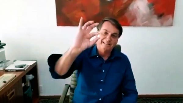شاهد رئيس البرازيل يمسك عقارا ضد كورونا.. "أشعر بتحسن"