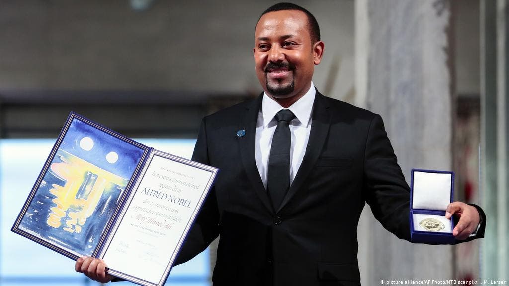 صورة لأبي أحمد عقب حصوله على جائزة نوبل