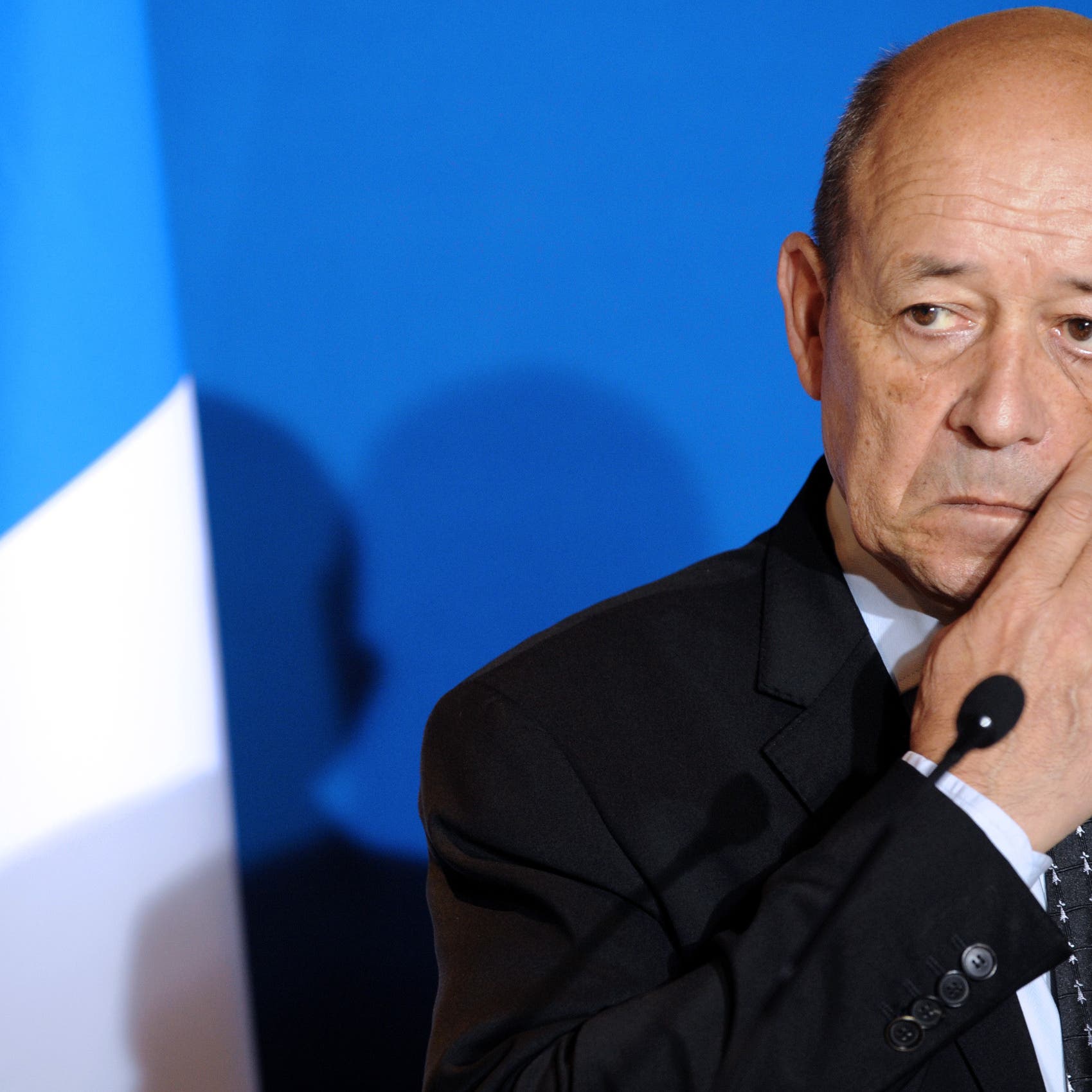 وزير الخارجية الفرنسي يحجر نفسه لمخالطته مصابا بكورونا