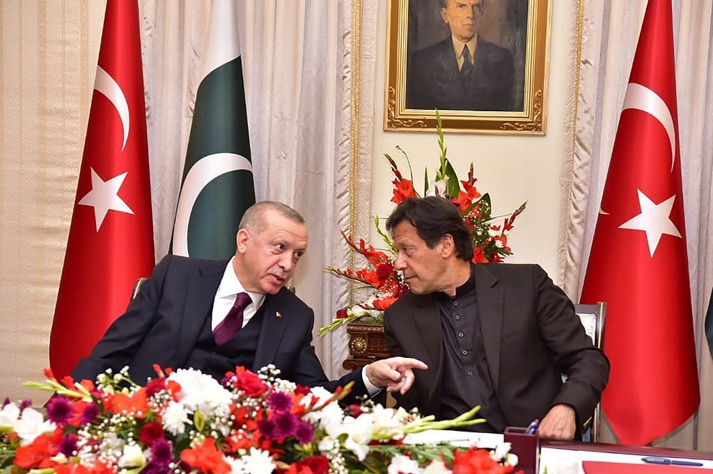 Turkish President Recep Tayyip Erdogan (L) speaks with Pakistan's Prime Minister Imran Khan in Islamabad. (Handout/AFP)
