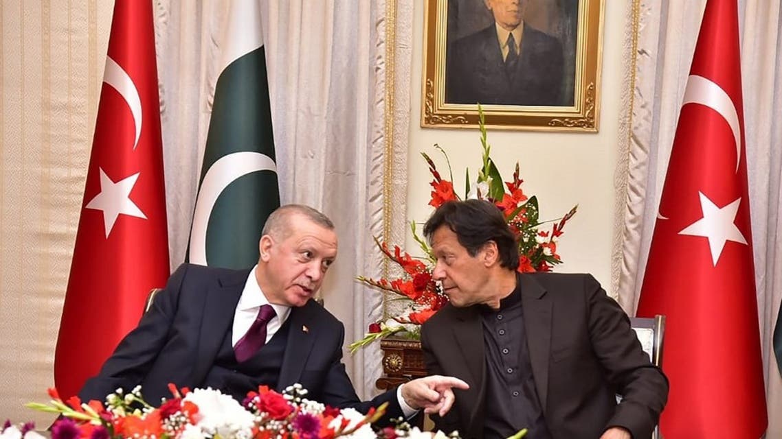 Turkish President Recep Tayyip Erdogan (L) speaks with Pakistan's Prime Minister Imran Khan in Islamabad. (Handout/AFP)