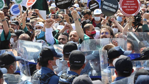 أردوغان يتحدى المحامين مجدداً ويضعهم بقفص الاتهام مع موكليهم