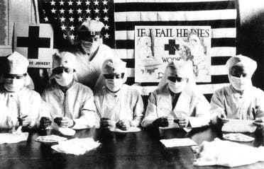 صورة لأحد الفرق الطبية المجندة لمواجهة الأنفلونزا الإسبانية بالولايات المتحدة الأميركية