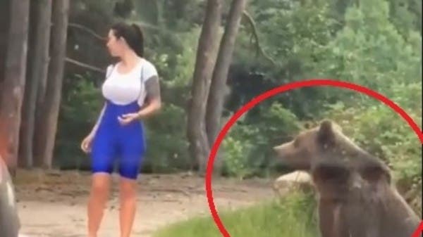 شاهد مغامرة قاتلة.. خاطرت بحياتها لأجل صورة مع دب بري