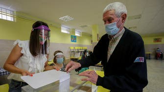 بالصور.. كمامات وتباعد في أول اقتراع بإسبانيا بظل كورونا 