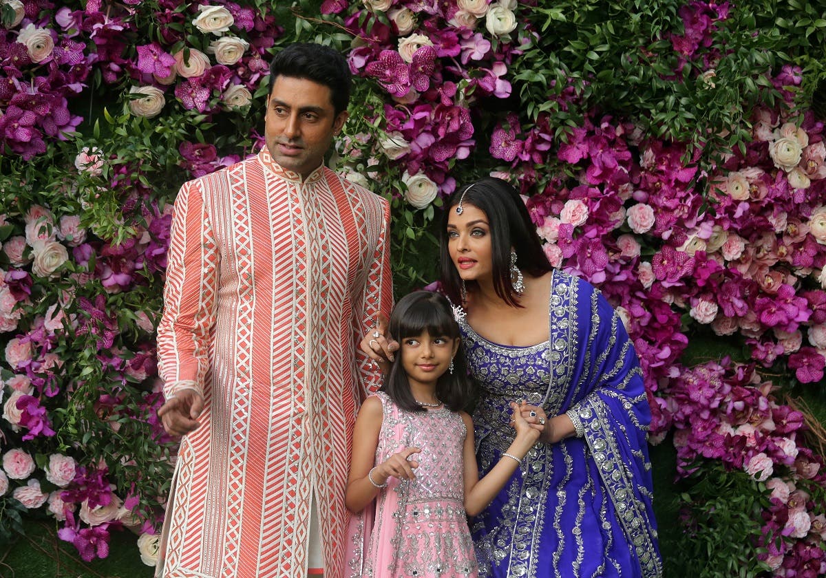 201Actorul Abhishek Bachchan, soția sa, actrița Aishwarya Rai și fiica lor Aaradhya pozează în timpul unei ocazii foto la ceremonia de nuntă din Mumbai, India.  (Reuters) 9-03-09T162544Z_1695208541_RC136CE3B640_RTRMADP_3_INDIA-Ambani-MARRIAGE