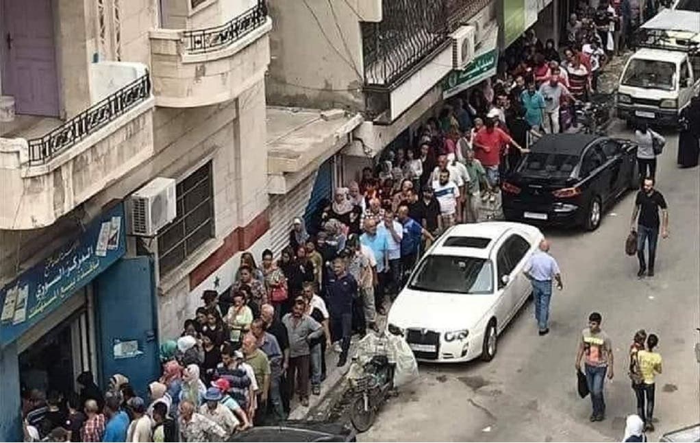 طابور في اللاذقية للحصول على تبغ تنتجه مصانع النظام السوري