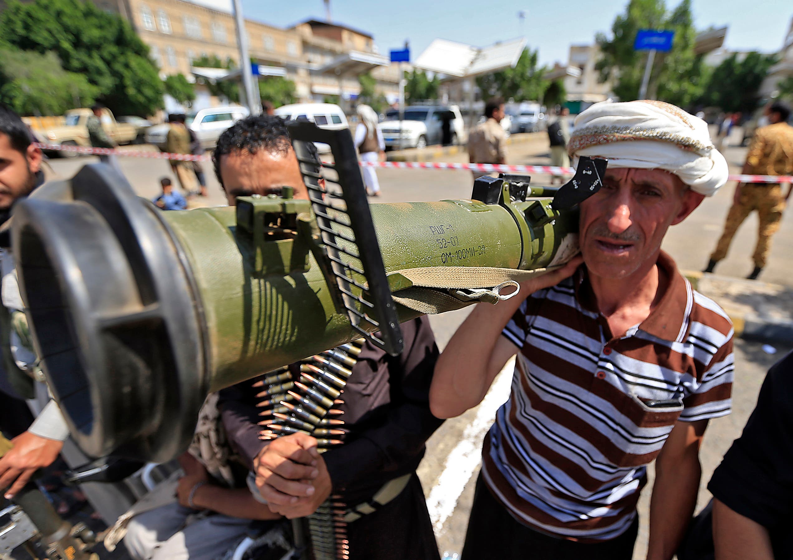  مقاتل حوثي يشهر سلاحاً مضاداً للمدرعات في صنعاء