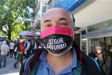 محامي يعتصم أمام قصر العدل باسطنبول وكتب على كمامته "حرية الدفاع"