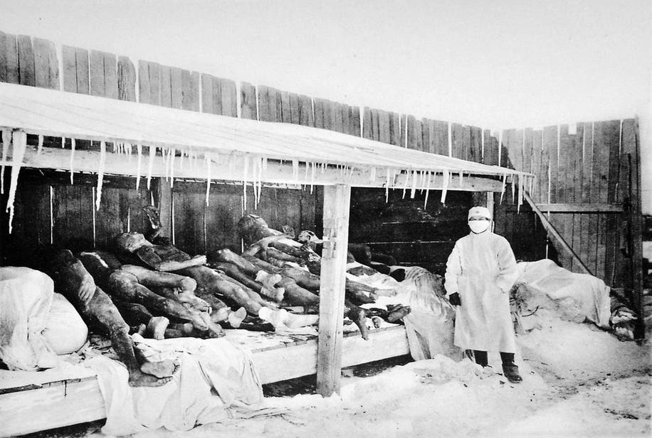 صورة لعدد من ضحايا الطاعون بمنشوريا عام 1907