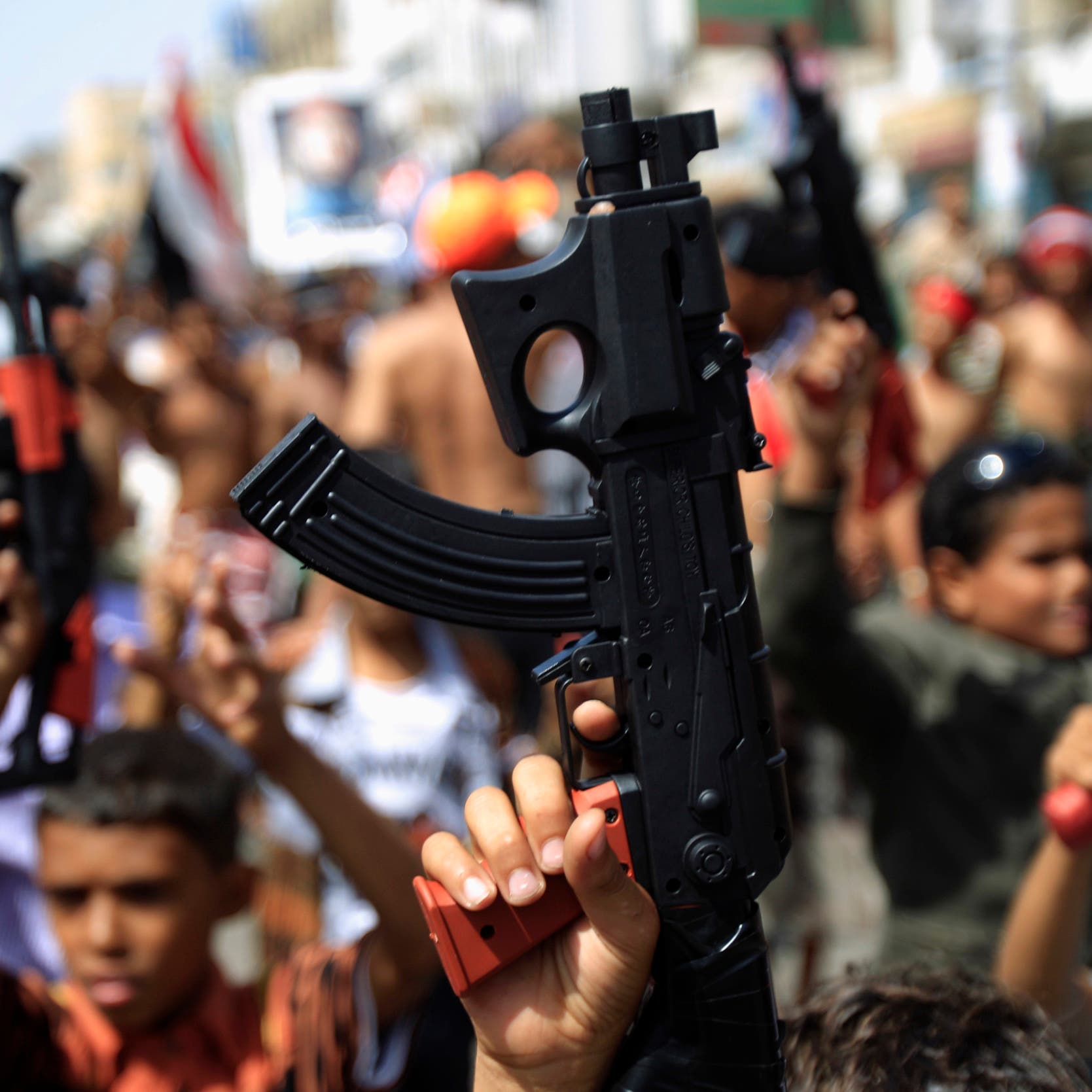 طفل يمني يقتل والده بكلاشنكوف بإيعاز من شقيقه