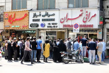 ازدحام امام مكنب صرافة في طهران في مايو 2020