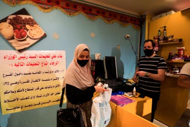 كمامات في متجر لبيع المثلجات في القاهرة