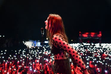 دوا ليبا تغني في حفل ببلدها كوسوفو