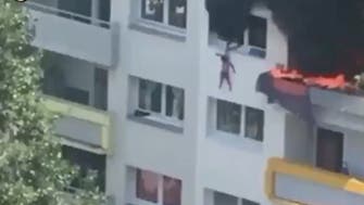 فيديو يحبس الأنفاس.. طفل يرمي أخاه من النافذة لإنقاذه