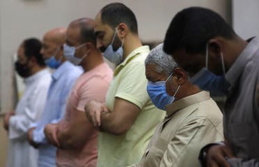 كمامات خلال الصلاة في أحد مساجد القاهرة