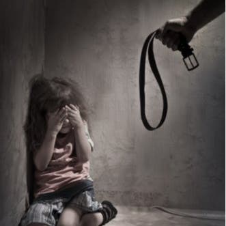 مصر.. والد يعذب ابنته ويقيدها بالسلاسل والسلطات تتدخل
