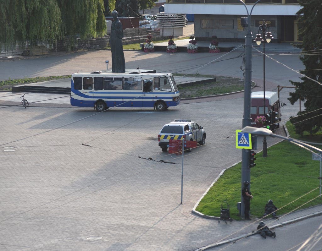 مسلح في أوكرانيا احتجز 13 رهينة في حافلة في مدينة لوتسك الغربية 