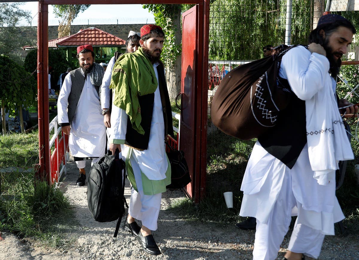 مساجين من طالبان بعد الإفراج عنهم