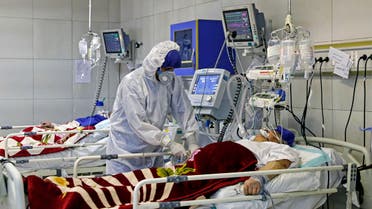 An Iranian medic treats a patient infected with the COVID-19 virus at a hospital in Tehran on March 1, 2020. (File photo: AFP)