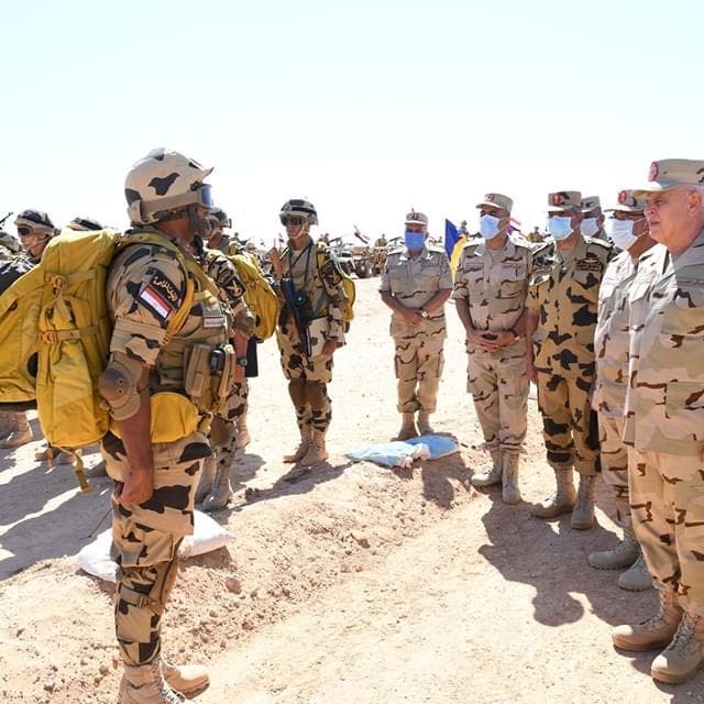 مصر.. رئيس الأركان يتفقد جاهزية قواته قرب حدود ليبيا