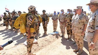 مصر.. رئيس الأركان يتفقد جاهزية قواته قرب حدود ليبيا