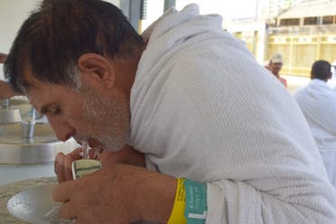 صورة ارشيفية من أعوام سابقة لارتواء حاج من زمزم