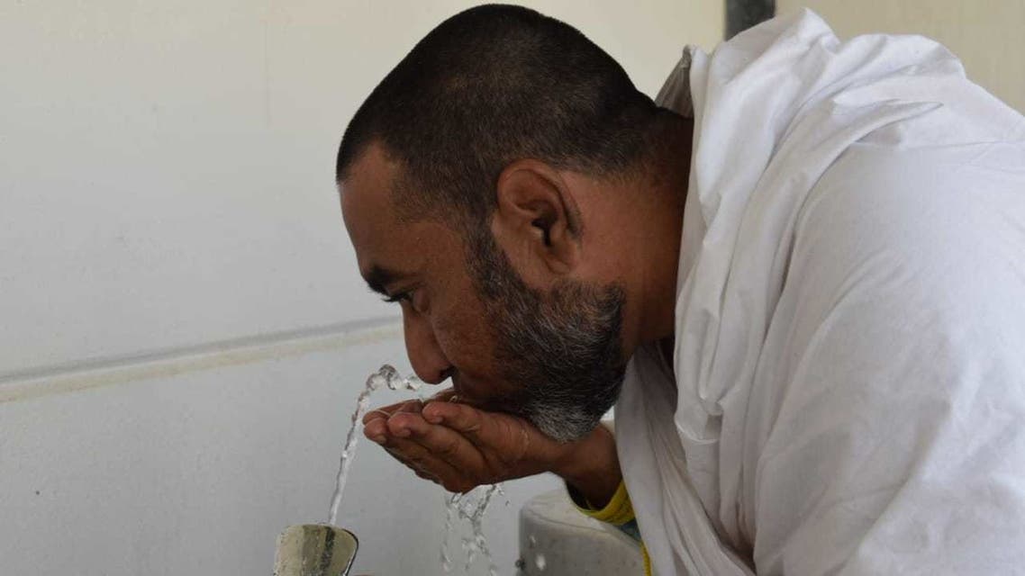 صورة ارشيفية من أعوام سابقة لارتواء حاج من زمزم (1)