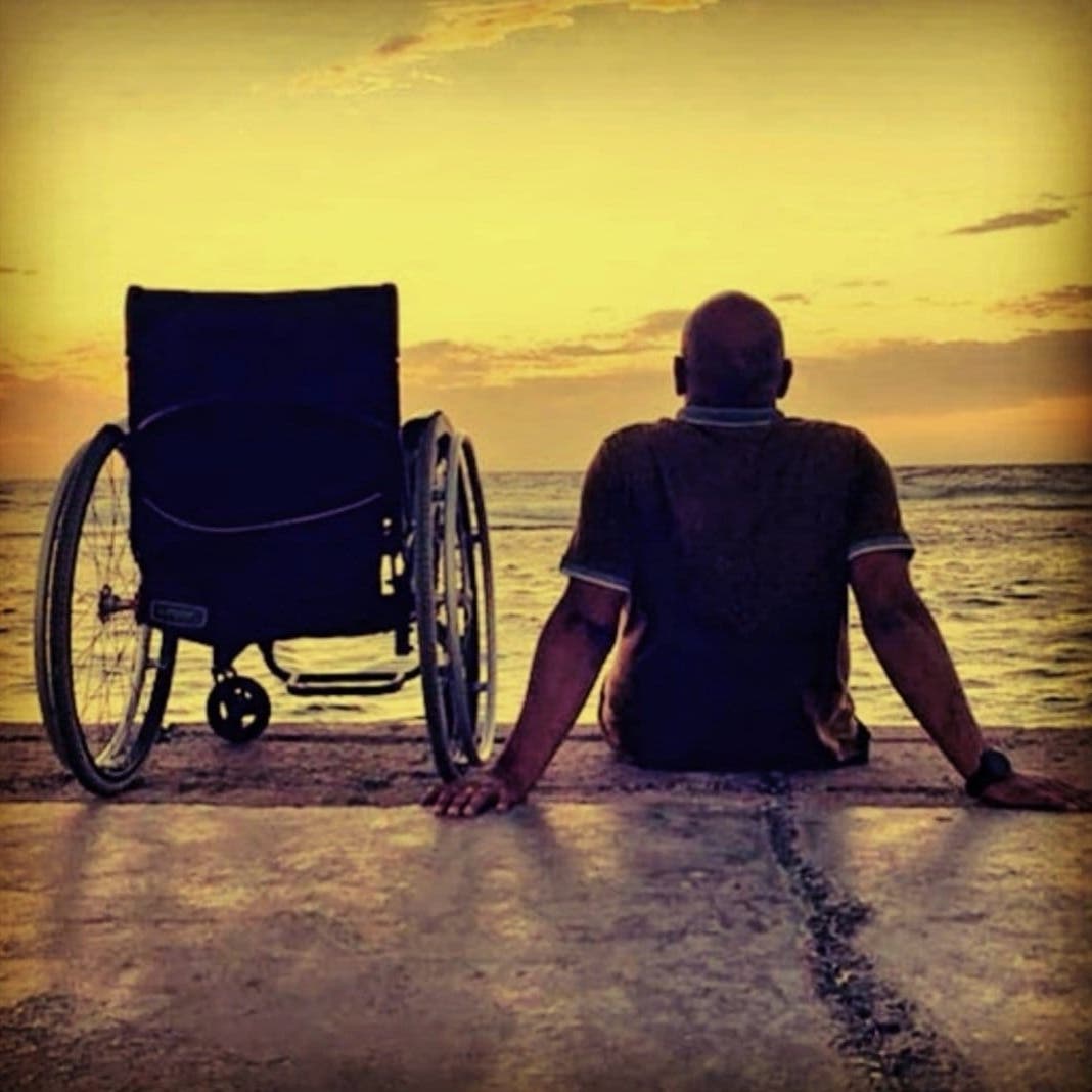 سعودي رمى كرسي الإعاقة ليغوص بالبحار: "الألم صنع طاقتي"
