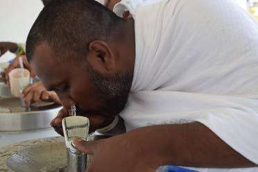 صورة ارشيفية من أعوام سابقة لارتواء حاج من زمزم