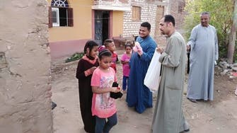 صور.. أقباط يوزعون هدايا العيد على أطفال المسلمين بصعيد مصر  