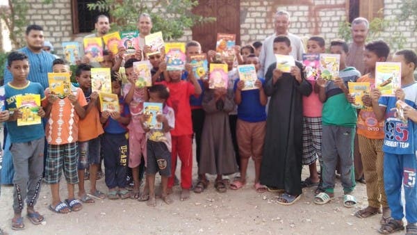 صور.. أقباط يوزعون هدايا العيد على أطفال المسلمين بصعيد مصر