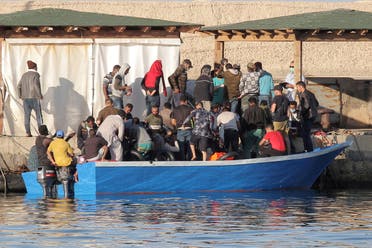 مهاجرون في جزيرة لامبيدوزا بجنوب إيطاليا  