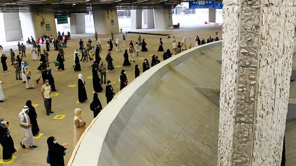 الحجاج يرمون "جمرة العقبة" وسط انسيابية الحركة والتباعد