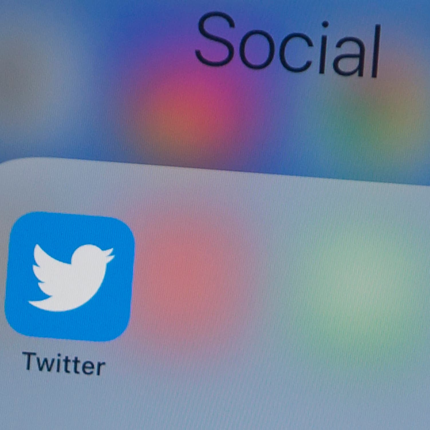 توجيه تهم لـ3 شبان في عملية اختراق حسابات "تويتر"