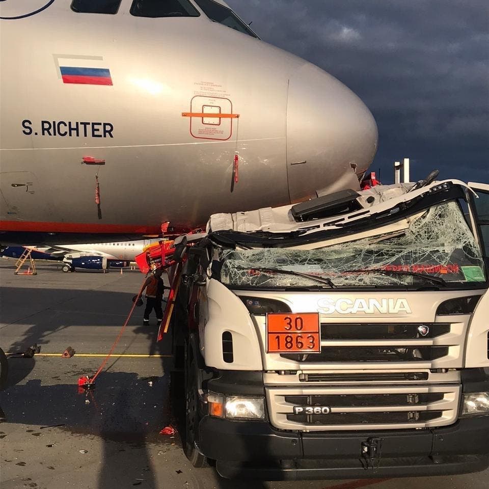 شاهد شاحنة وقود تصطدم بطائرة ركاب في روسيا