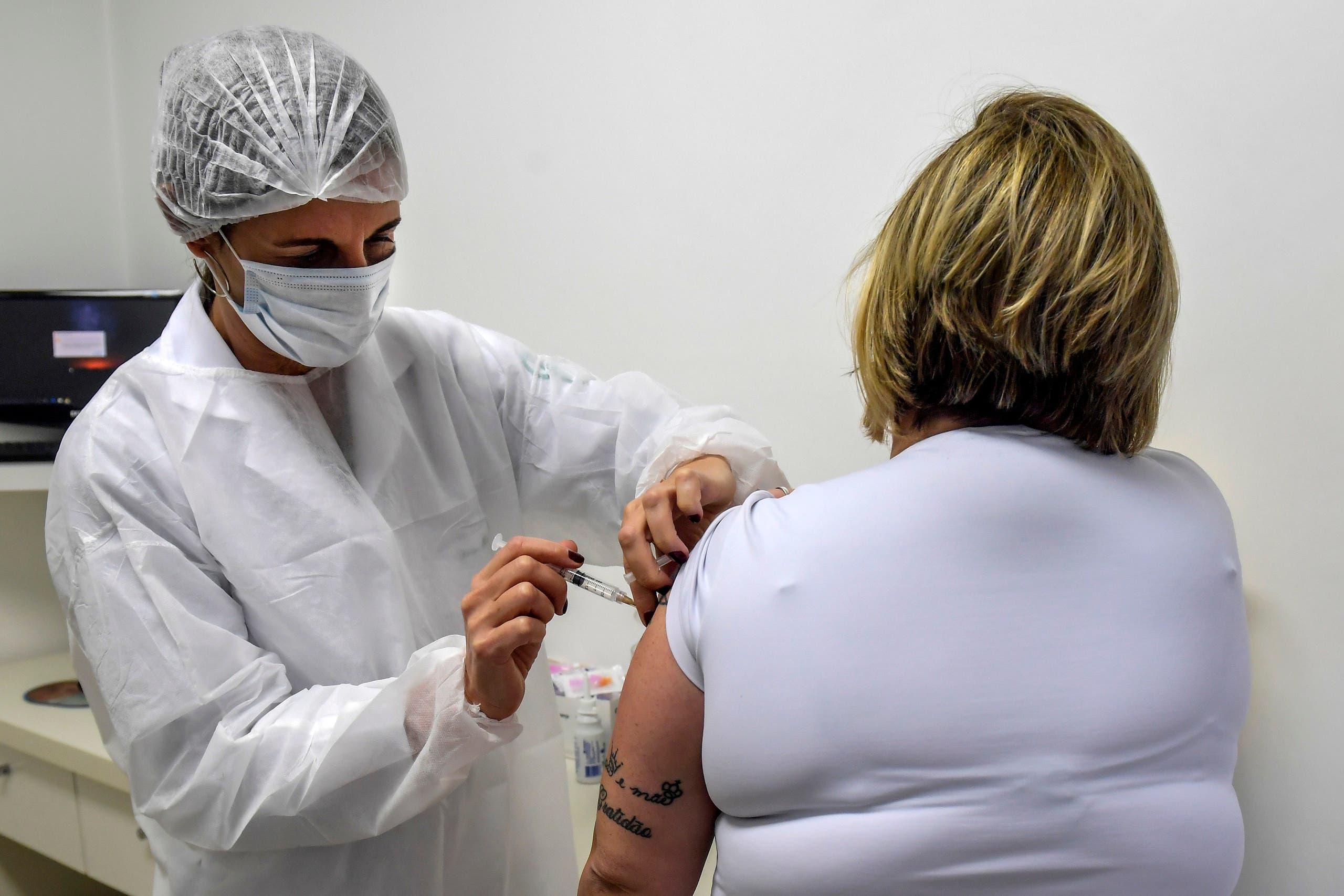 متطوعة تتلقى جرعة من لقاح متحمل لكورونا في البرازيل