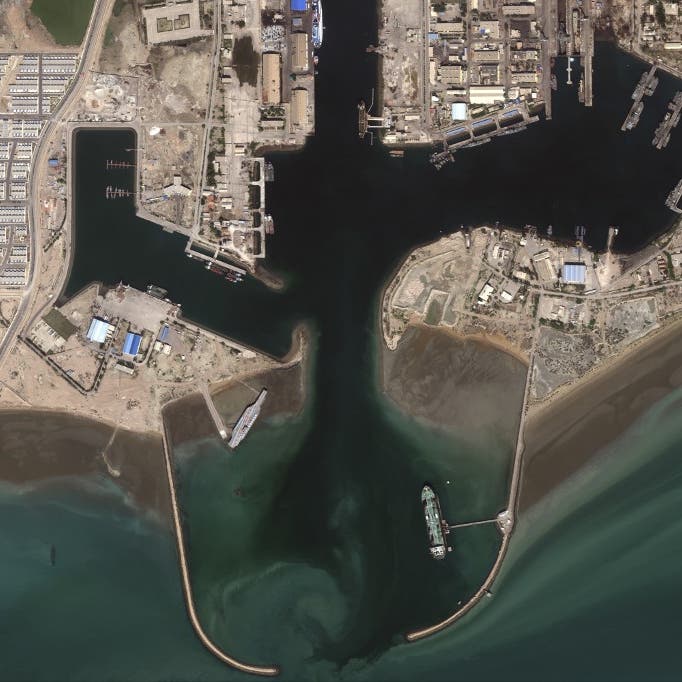 بالصور.. حاملة إيران الوهمية تنقلب أمام ميناء بندر عباس