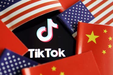 أعلام أميركية وصينية بجوار شعار تيك توك
