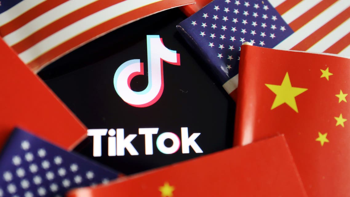 أعلام أميركية وصينية بجوار شعار تيك توك
