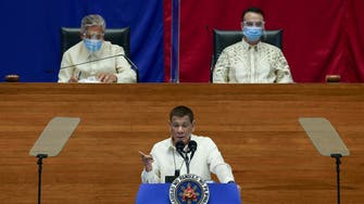 آخر صيحات الرئيس الفلبيني.. تعقيم الكمامات بالبنزين