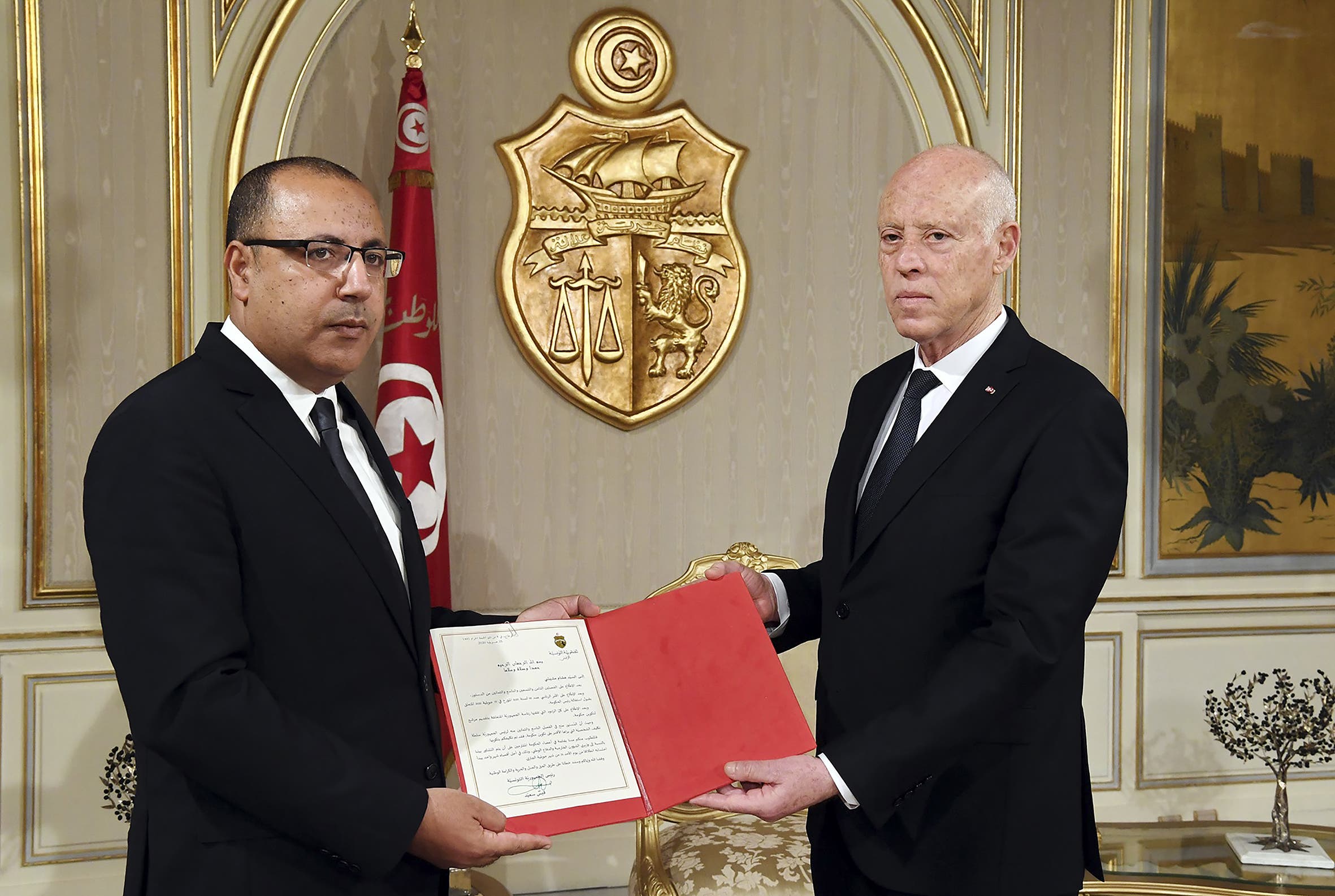 الرئيس التونسي قيس سعيد ورئيس الحكومة هشام المشيشي (أرشيفية- فرانس برس)
